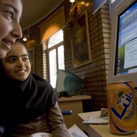 Máximo líder espiritual de Irán prohíbe que los jóvenes chateen en Internet