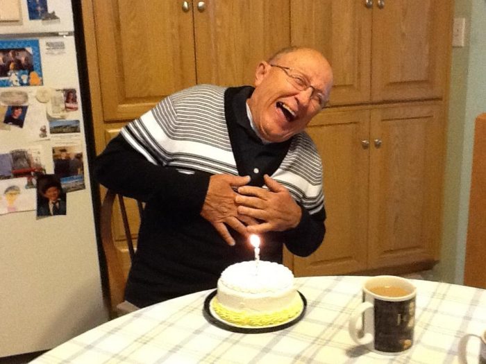 Emocionante: anciano que padece Alzheimer se da cuenta de que está de cumpleaños