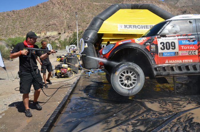 El lavado de autos 2.0 que hizo relucir los vehículos del Dakar con la cuota mínima de agua
