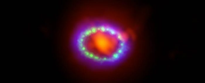 ALMA detecta supernova que actúa como fábrica de polvo cósmico
