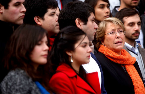 Bachelet marca autoridad y desafía al movimiento estudiantil pero deja abierta la puerta a salida honrosa de Peirano