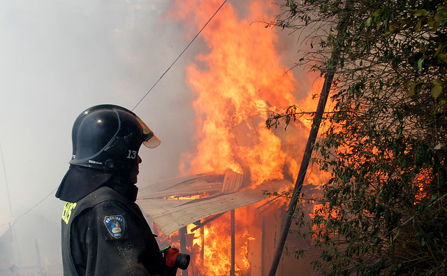 Destruidas 14 viviendas y cien evacuadas por incendio forestal en Valparaíso