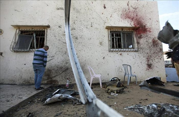 Ocho palestinos heridos en ataques aéreos israelíes en posiciones en Gaza