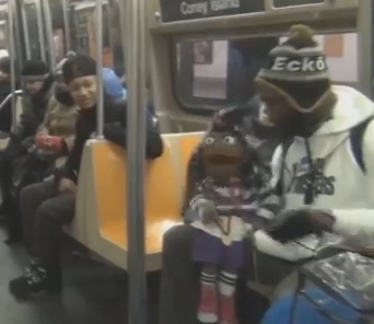 Video: Hilarante muñeco y su ventrílocuo rompen corazones en el metro de New York