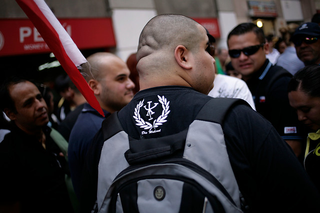Grupo de «neonazis» ataca verbalmente a peruanos reunidos en la Plaza de Armas