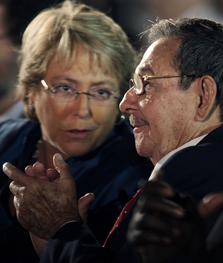 Raúl Castro invita a Michelle Bachelet a cumbre de la Celac en La Habana