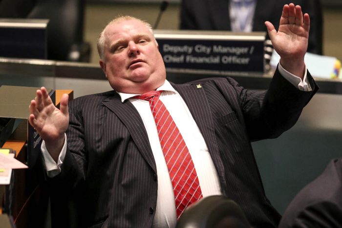 Video muestra al alcalde de Toronto borracho y diciendo incoherencias en un local de comida rápida