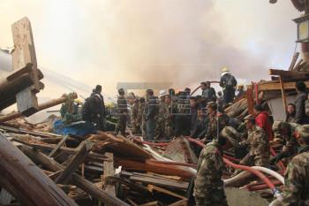 Un gran incendio arrasa un milenario pueblo tibetano de Shangri-la