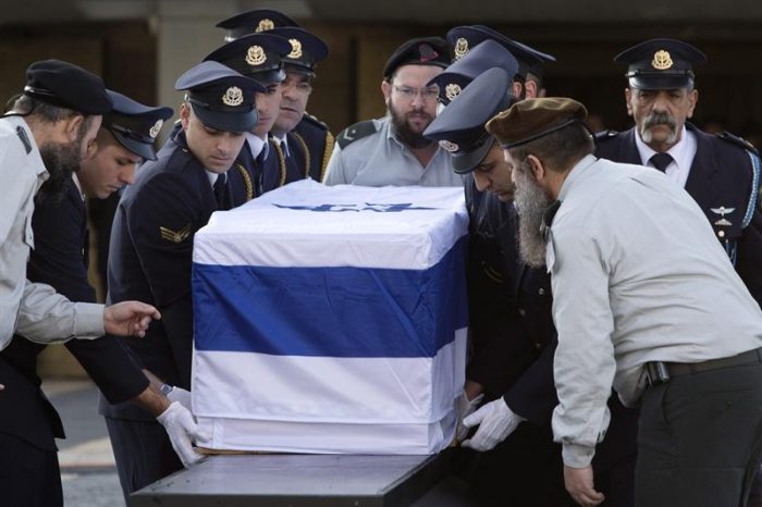 Sharón es sepultado con honores militares en su granja del sur de Israel