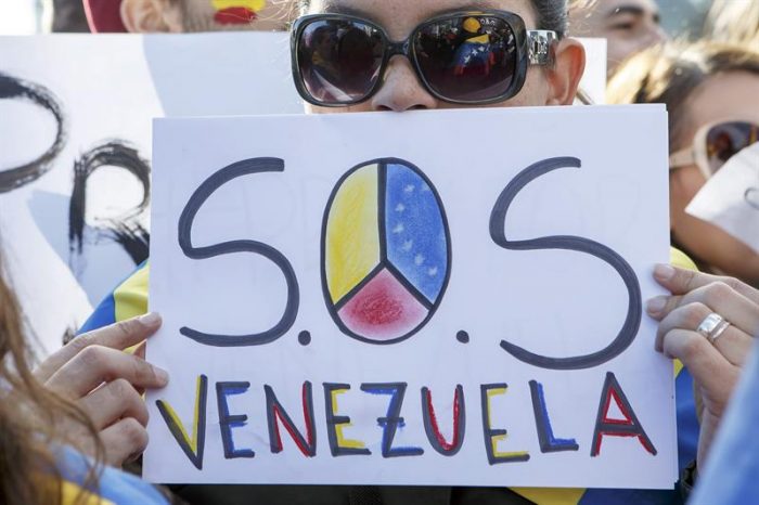 Gobierno venezolano amenaza con suspender envío de combustible a zonas bajo asedio