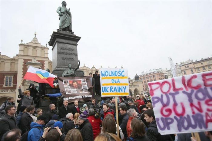 Manifestantes toman el control de Kiev y el Parlamento libera a Timoshenko