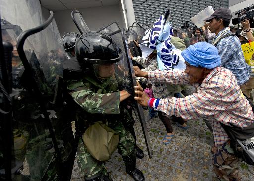 Al menos 3 muertos y 59 heridos en un choque entre policías y manifestantes en Bangkok