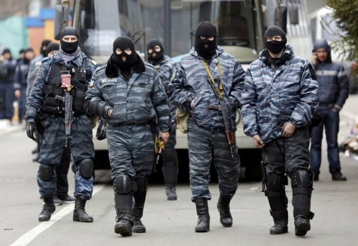 Ministro del Interior de Ucrania disuelve la policía de antidisturbios