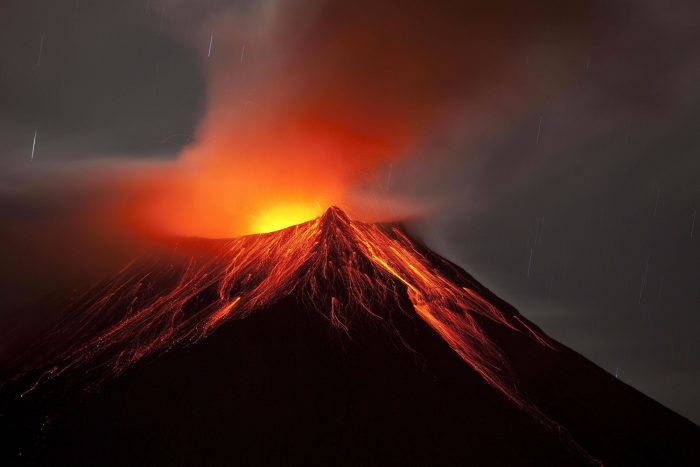 Alta y sostenida actividad de volcán amenaza población y cultivos en Ecuador