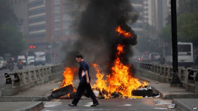 Barricadas y protestas continúan en Venezuela