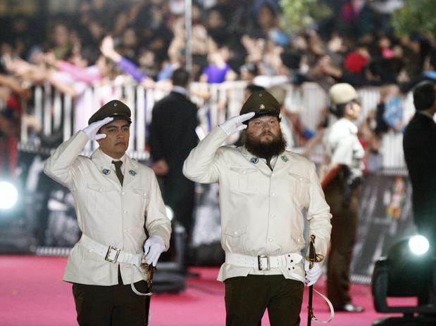 Freire y Salinas vestidos de carabineros en gala del Festival indignan al gobernador de Valparaíso