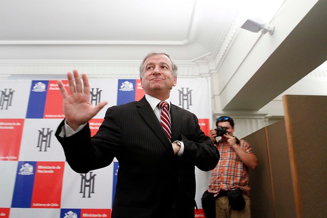 Larraín se blinda ante enfriamiento de la economía y pone presión a Arenas