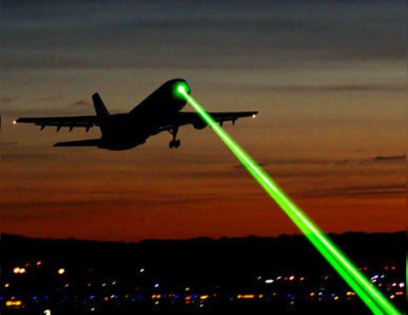 FBI ofrece 10 mil dólares por información de quienes apuntan con láser a los aviones