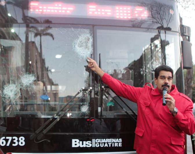 Maduro muestra autobuses apedreados y dice que «uno a uno vamos a capturar a estos fascistas»