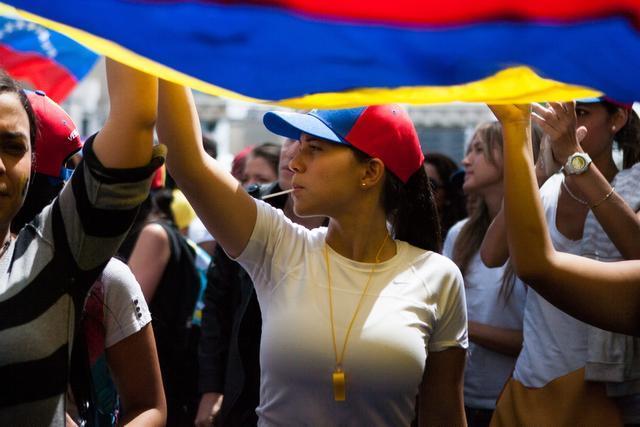 Estudiantes venezolanos regresan a las calles con más fuerza tras muertes y detenciones