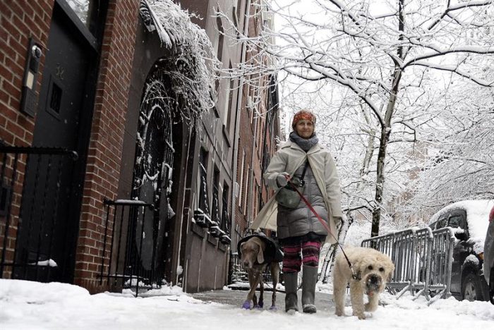 Nueva York, en estado de emergencia, sufre un día complicado por la nieve