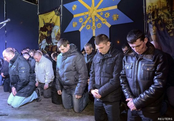 Policías antidisturbios piden perdón de rodillas en Ucrania