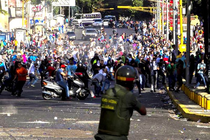 Capriles condena actos de violencia en Venezuela tras desórdenes que dejaron al menos dos muertos en Caracas