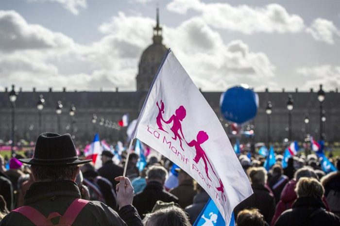 Gobierno francés retira la ley con la fecundación asistida para lesbianas
