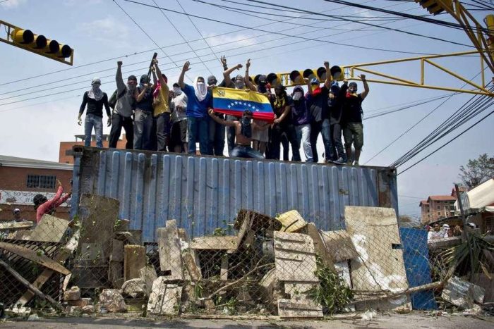 Continúa la protesta en Venezuela aunque baja su intensidad