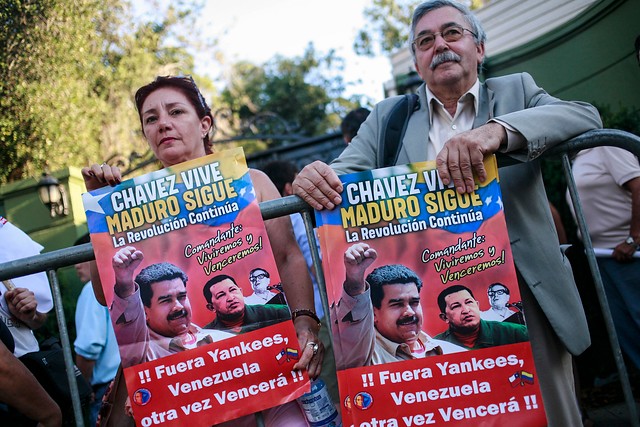 Decenas de personas apoyan a Maduro en frontis embajada de Venezuela en Chile