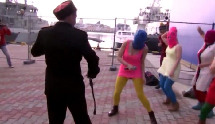 Soldados arrementen a latigazos contra las Pussy Riot en Sochi