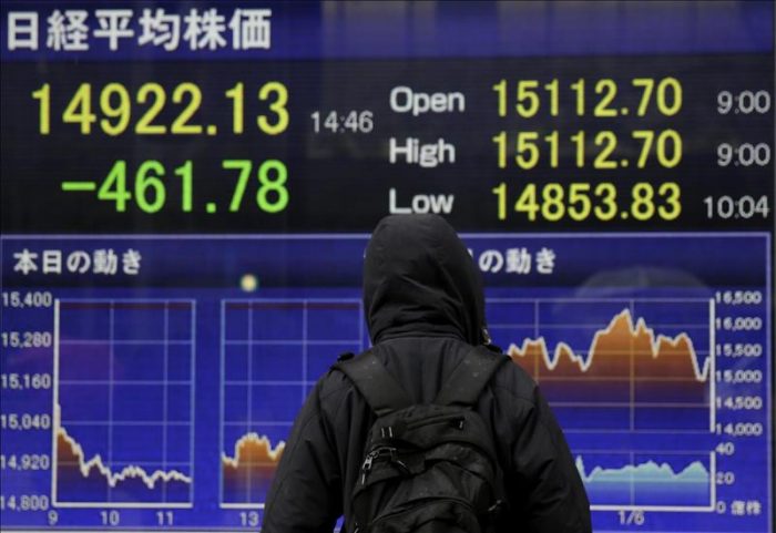 Las principales bolsas asiáticas cerraron con pérdidas arrastradas por los atentados en París y recesión en Japón