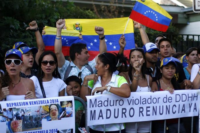 Unos 200 residentes venezolanos protestan frente a su embajada en Chile