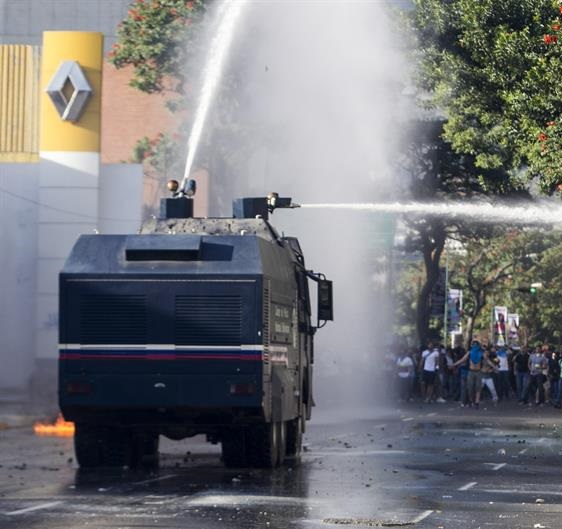 Maduro pide a seguidores de su gobierno salir a la calle mientras los estudiantes siguen con las protestas
