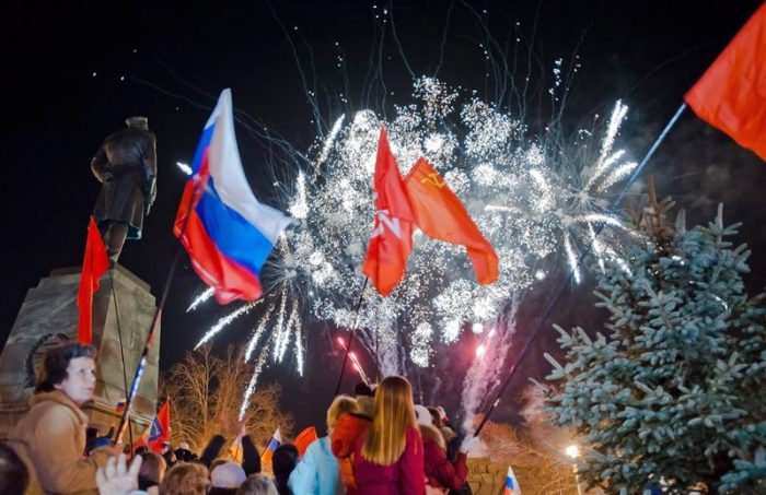Celebran con salvas y fuegos artificiales la incorporación de Crimea a Rusia