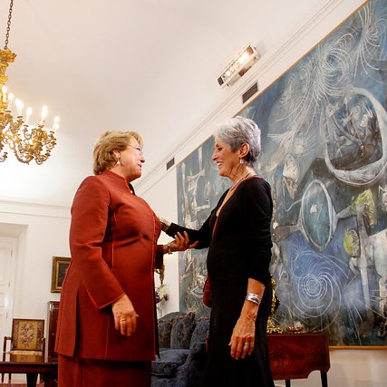 Presidenta Bachelet recibe a cantautora Joan Báez en La Moneda