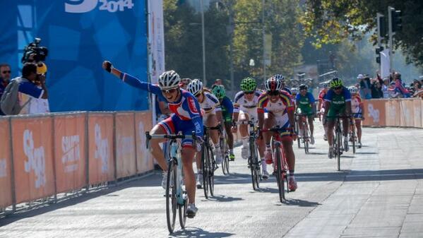 Santiago 2014: Paola Muñoz sorprende y le entrega el 20° oro a Chile en ciclismo de ruta