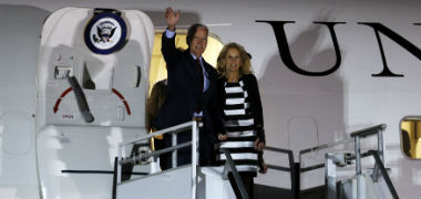 Biden llega a Chile para investidura de Bachelet y tratar crisis en Venezuela
