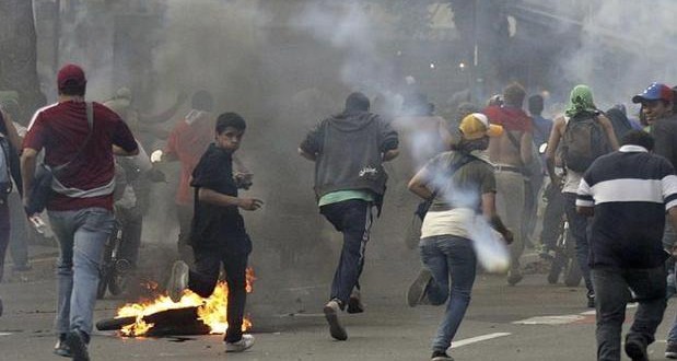Policía venezolana dispersa a manifestantes en Caracas