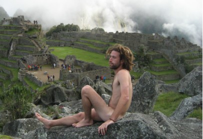 La nueva moda de desnudarse frente a Machu Picchu