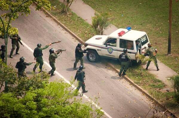 Caracas: fuerte presencia militar al cumplirse un mes de las protestas estudiantiles