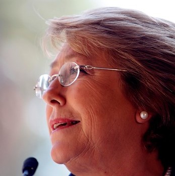 Bachelet reafirma «cambio de paradigma» en educación pero dice que «reformas no merecen caricaturas»
