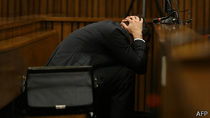 Pistorius vomita en juicio al escuchar detalles de la autopsia de su novia