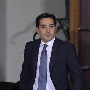 Peñailillo confirma que La Moneda solicitó la renuncia de los cuatro gobernadores y dijo que «ni acusaciones de uno o de otro corresponden»