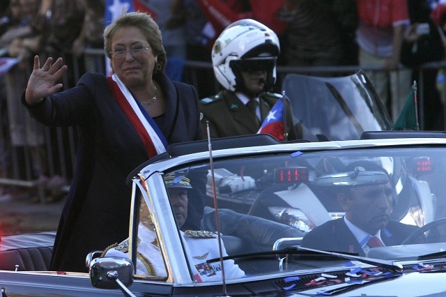 Bachelet ingresa a La Moneda en medio de vítores de adherentes en la Plaza de la Constitución