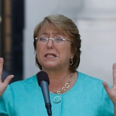 Nature critica a Bachelet por «dejar a un lado» proyecto del Ministerio de Ciencias y «decepcionar a miles de investigadora que hicieron campaña por ella»