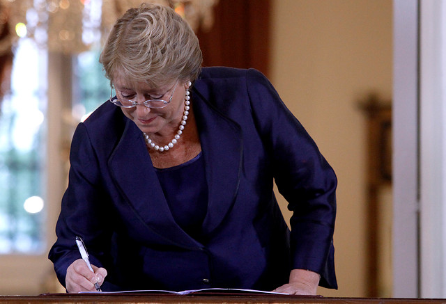 Bachelet al promulgar el bono marzo: «Apoya la manera como queremos enfrentar la desigualdad»