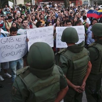 Maduro despliega un gran operativo policial en bastión opositor en Caracas