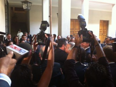 Un emocionado Rodrigo Ubilla se despide de funcionarios y colaboradores en el patio interno de La Moneda.
