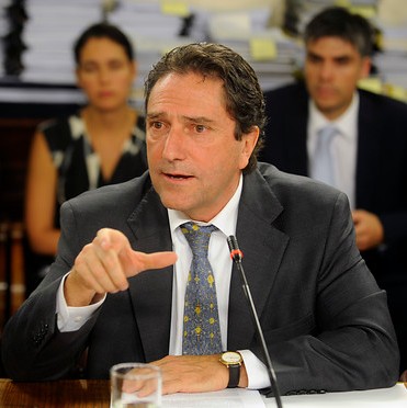 Ministro Gómez por fraudes en Carabineros y Ejército: «Se juntó una máquina de ladrones»